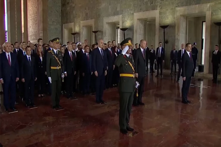 Cumhurbaşkanı Erdoğan ve devlet erkanı Anıtkabir'de haberinin görseli