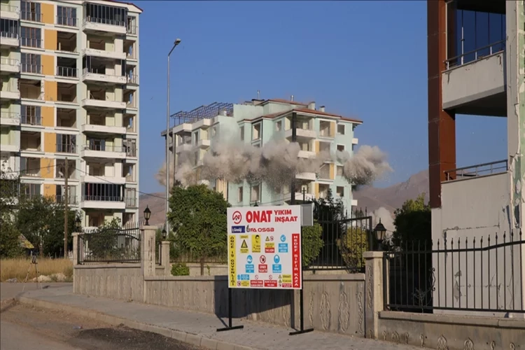 Deprem bölgesinde ağır hasarlı bina yıkıldı haberinin görseli