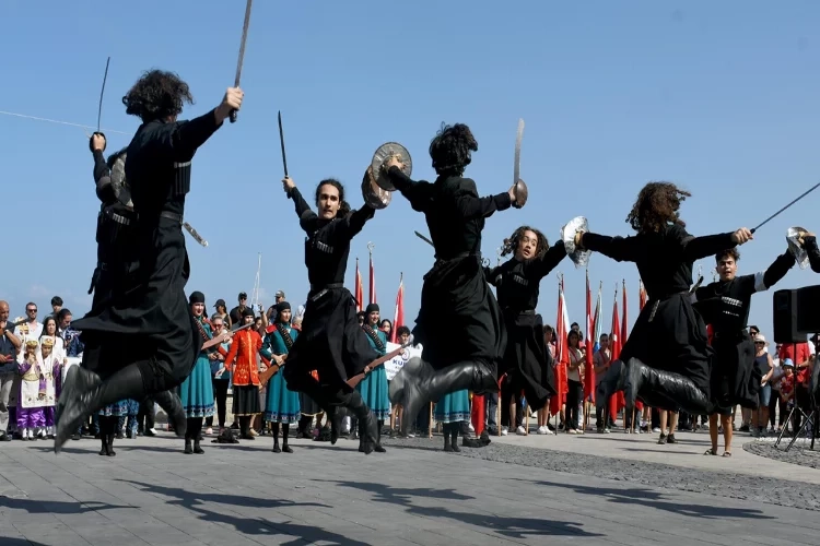 Kuşadası’nda Zafer coşkusu meydanlardan doldu taştı