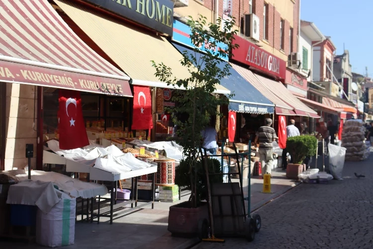 Eskişehir'de sabahın ilk ışıkları ile esnaf dükkanlarında Türk bayrağı asıldı