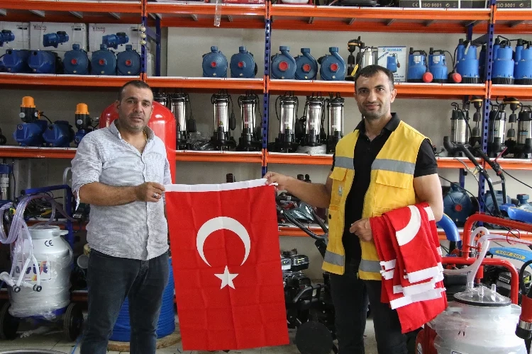 Şanlıurfa'da esnafa Türk Bayrağı dağıtıldı haberinin görseli