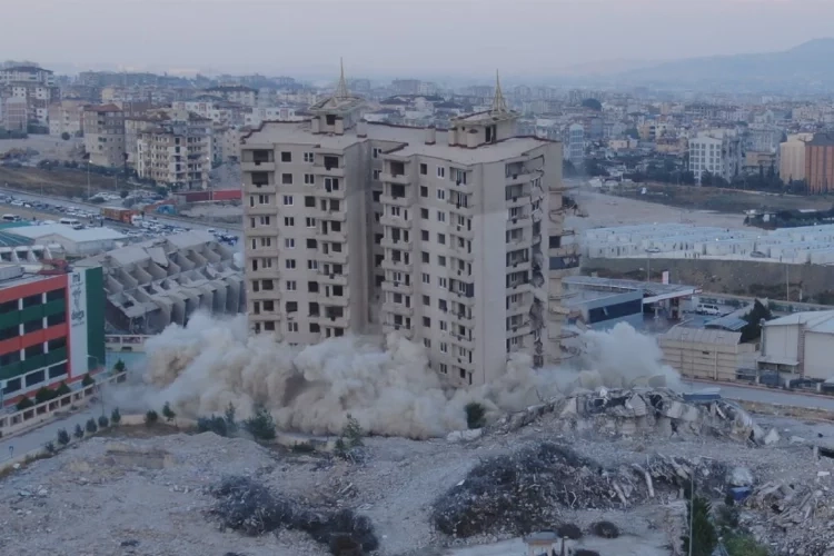 Hatay'da 16 katlı rezidans yıkıldı