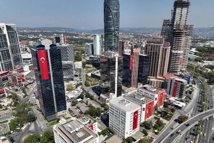 İstanbul'da gökdelenler Türk Bayrakları ile süslendi haberinin görseli