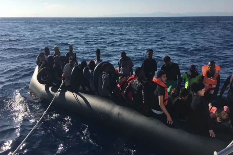 İzmir açıklarında düzensiz göçmen operasyonu haberinin görseli