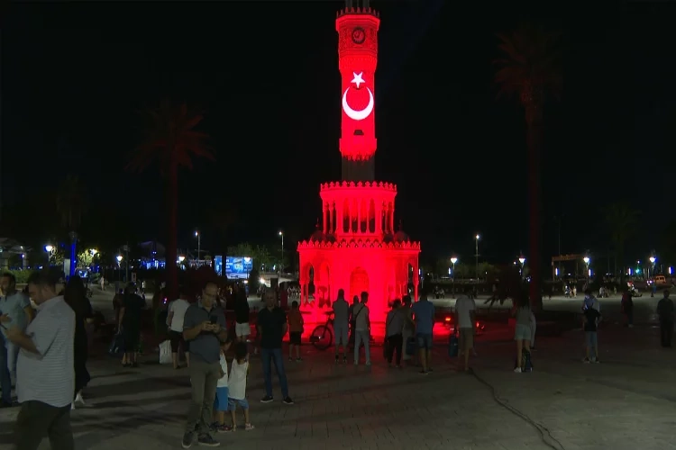 İzmir, Türk bayrağı temasıyla ışıklandırıldı haberinin görseli