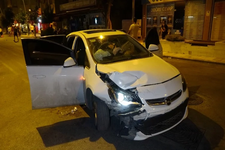 Antalya'da çarpışan otomobillerde büyük hasar haberinin görseli