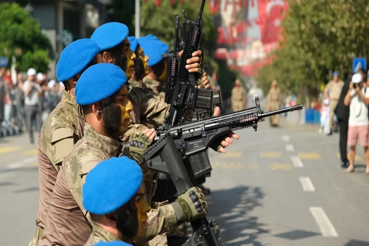 Manisa’da komandoların tüfekli gösterileri izleyenleri mest etti