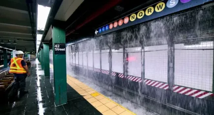 New York'ta metro istasyonlarını su bastı haberinin görseli