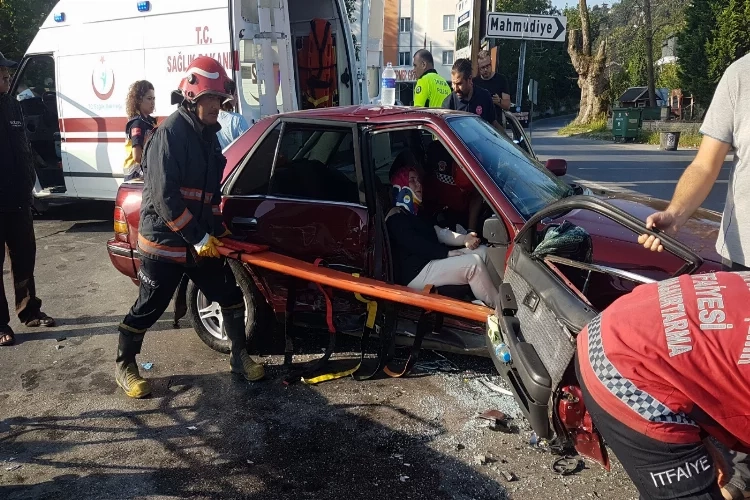 Sakarya'da kaza: İki otomobil çarpıştı