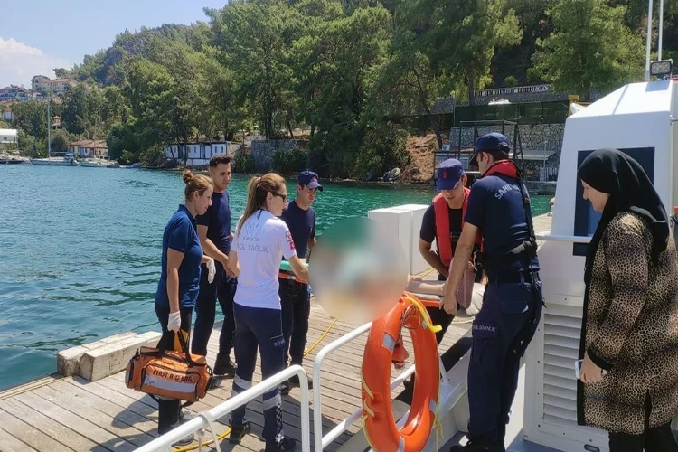 Sahil Güvenlikten teknede rahatsızlanan vatandaşlara tıbbi tahliye haberinin görseli