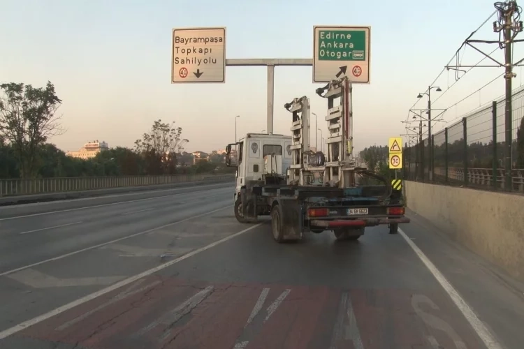 İstanbul'da yollar trafiğe kapatıldı haberinin görseli