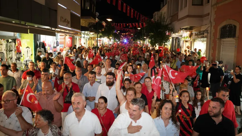 Çeşme büyük zaferi coşkuyla kutladı_ilkses (2)