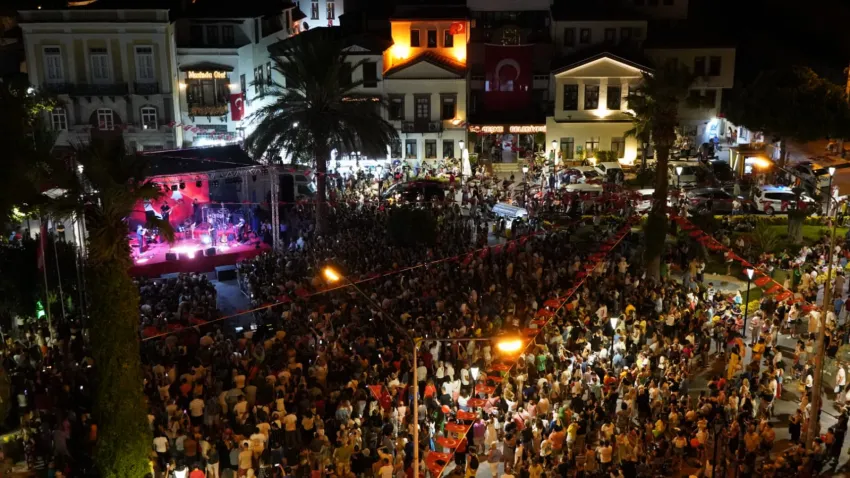 Çeşme büyük zaferi coşkuyla kutladı_ilkses (5)