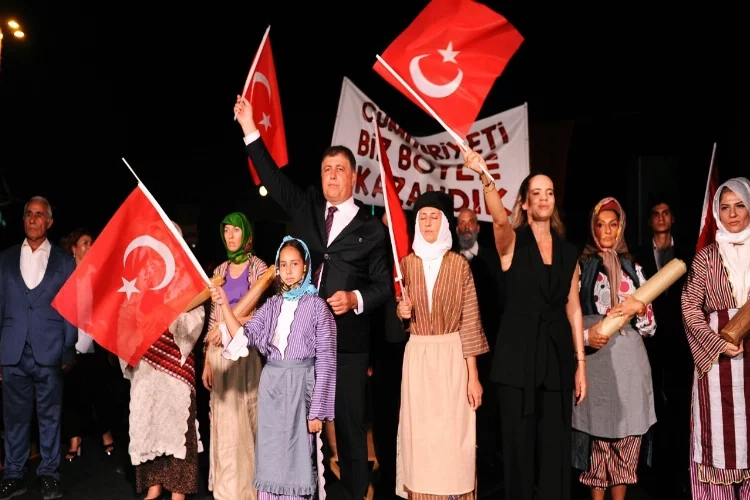 Zafer Bayramı’nda Karşıyaka, gelincik tarlasına döndü haberinin görseli