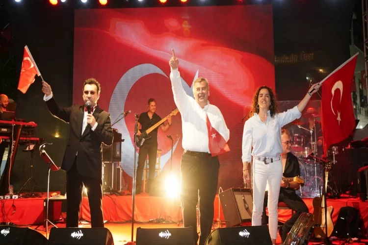 Çeşme'de 30 Ağustos zaferi büyük coşkuyla kutlandı haberinin görseli