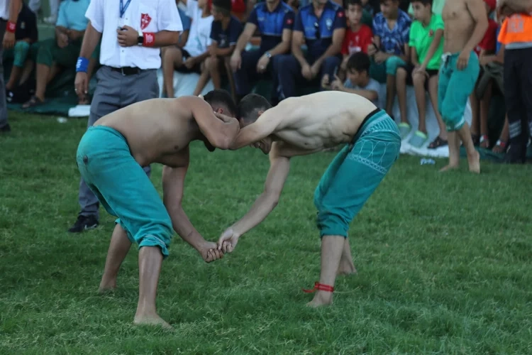 Mersin’de Karakucak Güreşleri nefes kesti haberinin görseli