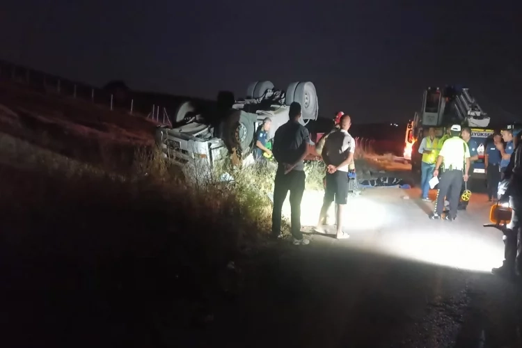 Sincan’da feci kaza: TIR tarlaya uçtu haberinin görseli