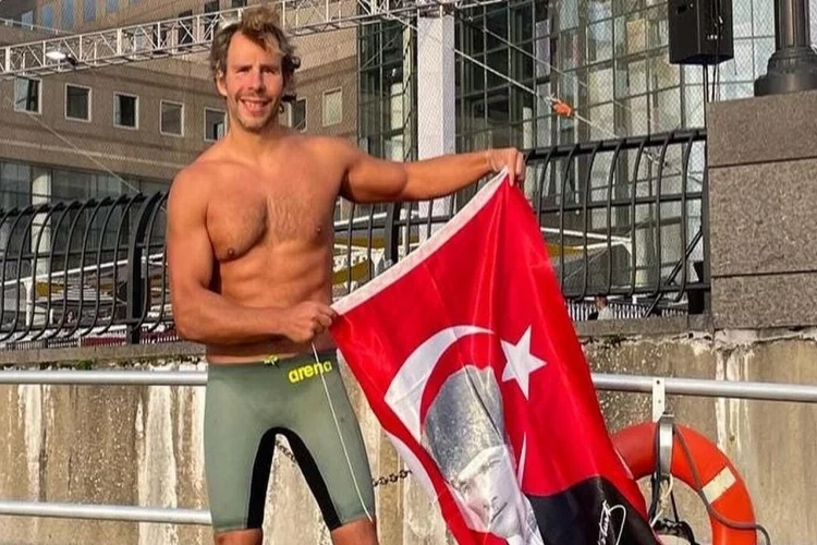 İzmirli Emre'den ABD'de büyük zafer! haberinin görseli