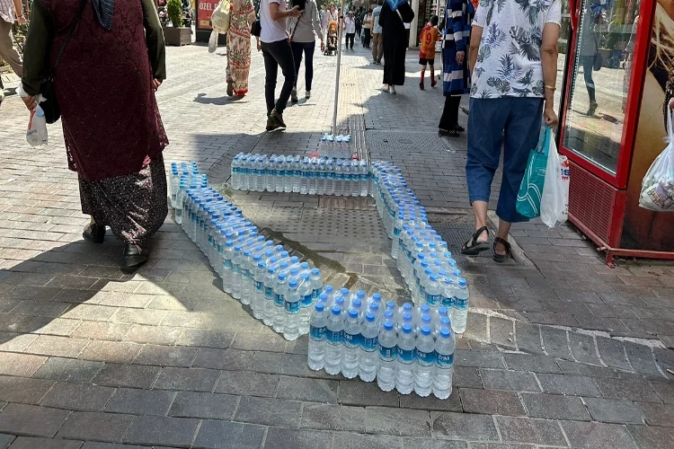 Beton dökülen alanı su şişeleriyle çevreledi haberinin görseli