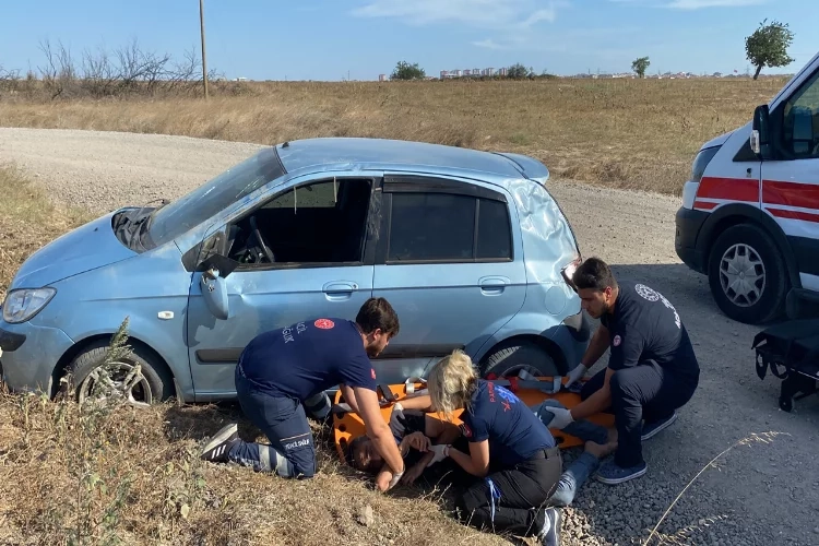 Tekirdağ'da kaza: Mıcıra kapılan otomobil takla attı