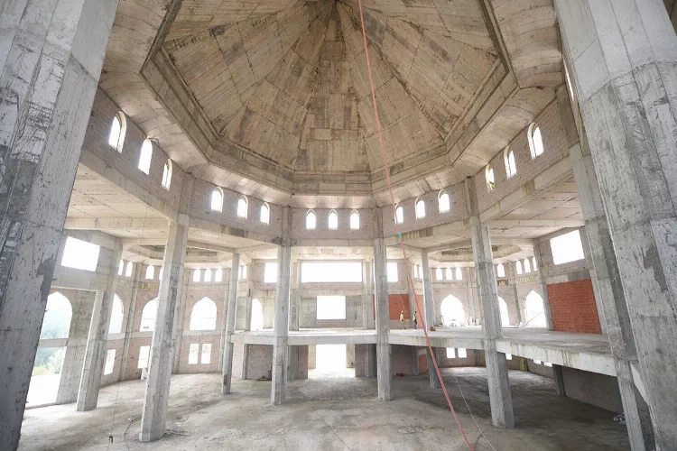 O üniversitede cami yapımı yeniden başladı haberinin görseli