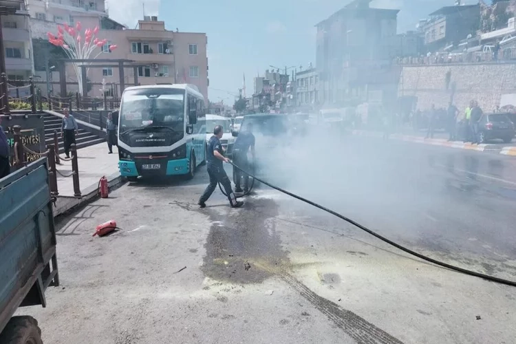 Hatay’da bir araçta yangın çıktı haberinin görseli