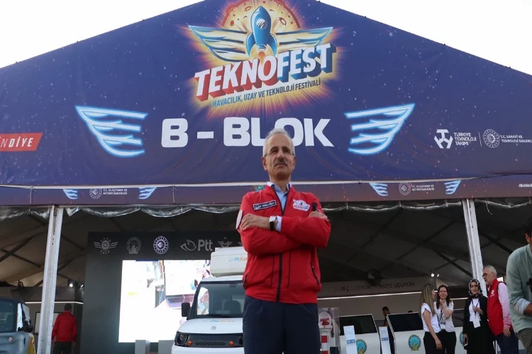 Ulaştırma ve Altyapı Bakanı Uraloğlu TEKNOFEST’te haberinin görseli