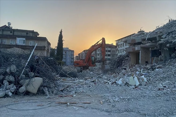 Hatay'da ağır hasarlı 5 bina daha kontrollü şekilde yıkıldı haberinin görseli