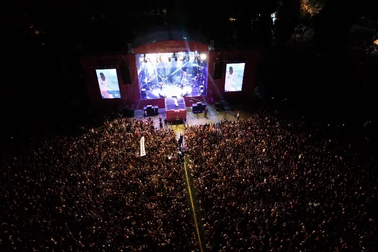 Çim konserlerinin açılışı Simge'den haberinin görseli