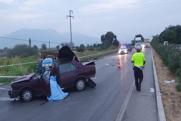 Traktör römorkuna çarpan araç hurdaya döndü haberinin görseli