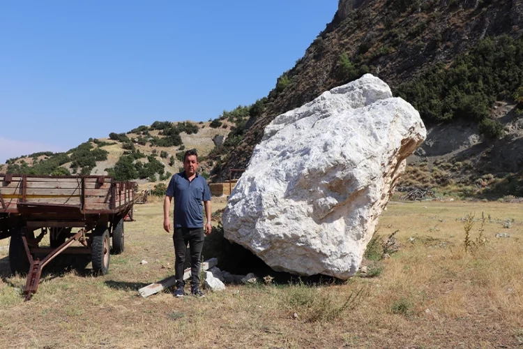 Taş ocağından mahalleye düşen kaya parçaları vatandaşları korkutuyor haberinin görseli
