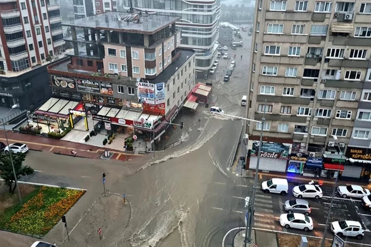 Sağanak yağış Samsun'da etkili oldu