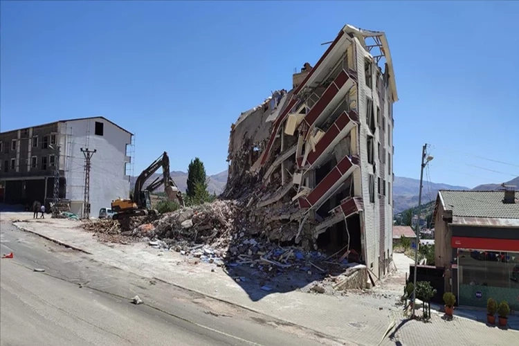 Adıyaman'da ağır hasarlı binaların yıkımı sürüyor