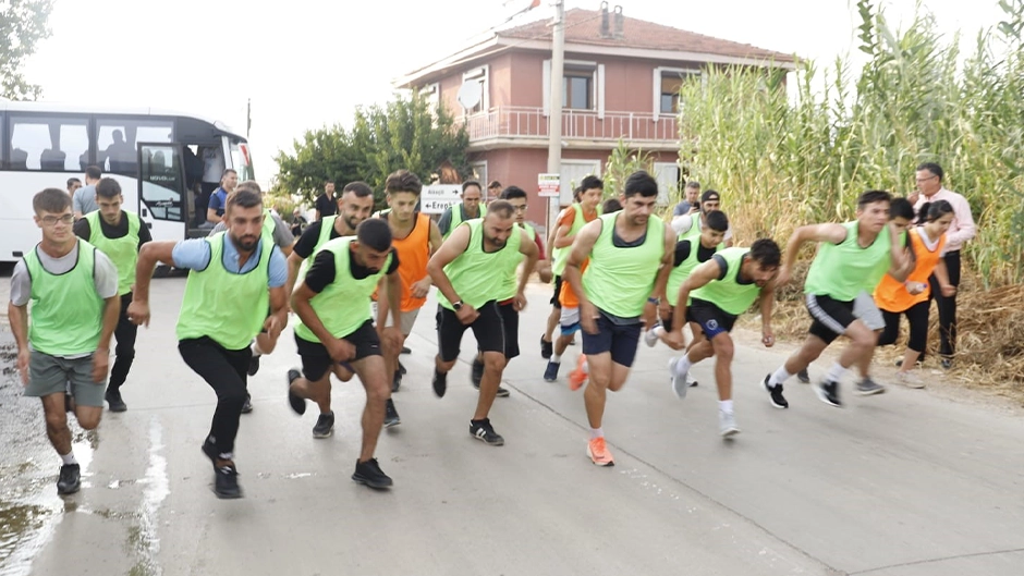 Bağda çalışıp üzüm için koştular