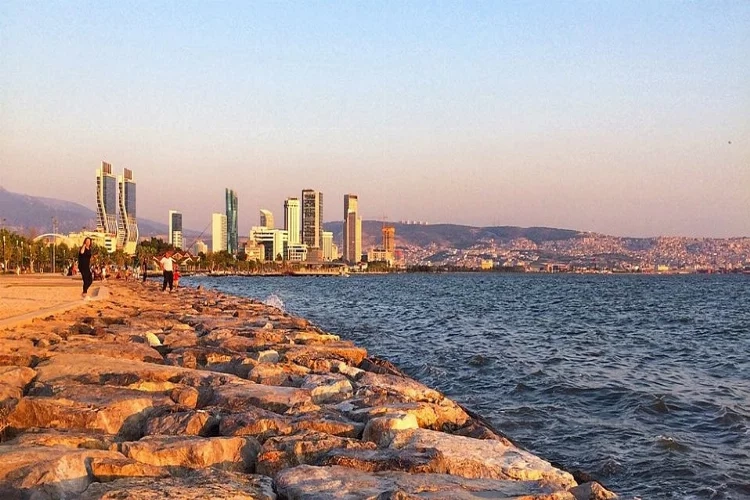 İzmir Bayraklı'da avlulu iki katlı ev mahkemeden satılık