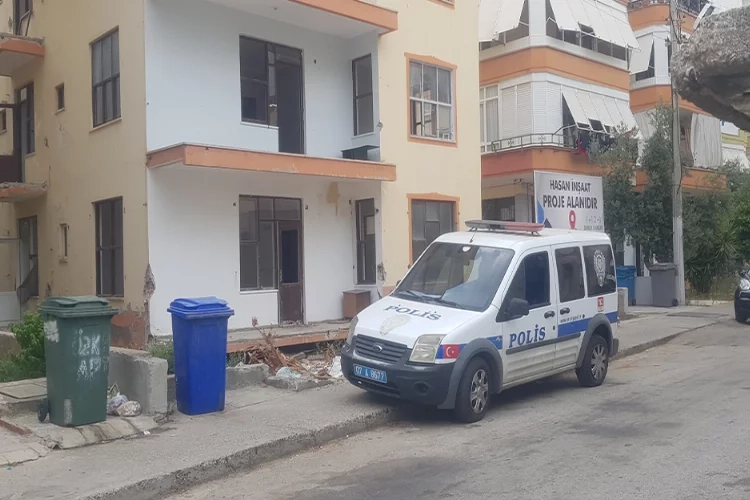 Boş binanın bahçesinde erkek cesedi bulundu haberinin görseli