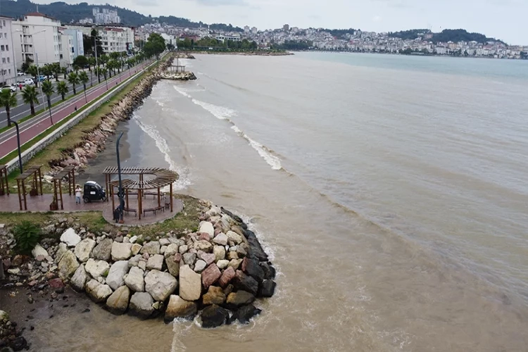 Ordu’da endişelendiren görüntü: Denizin rengi çamura döndü