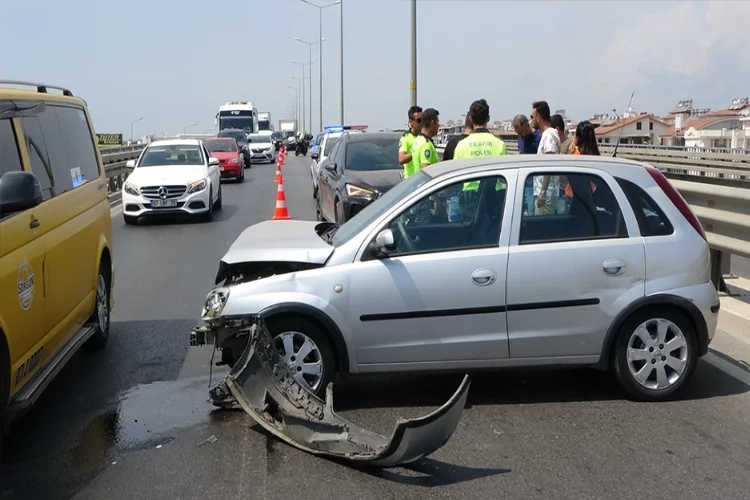 Antalya’da korkunç kaza! Bariyerlere çarparak durabildi haberinin görseli