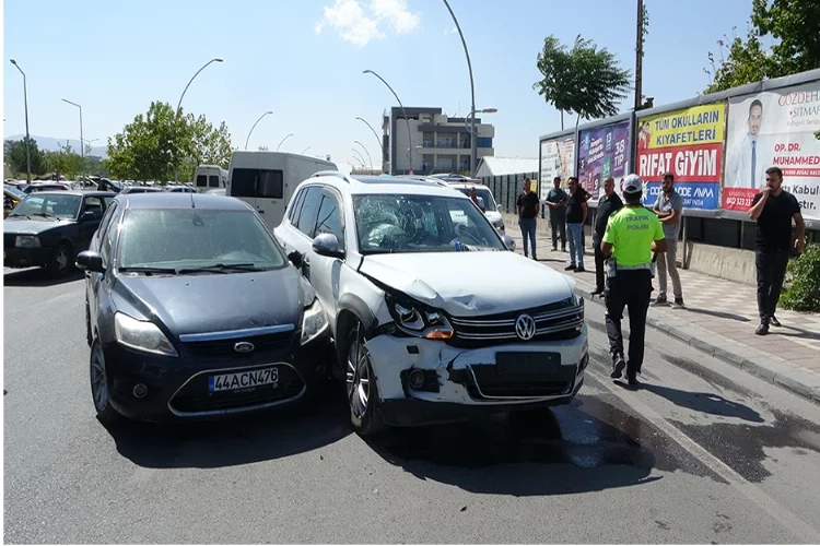 Malatya'da feci kaza: İki araç çarpıştı haberinin görseli