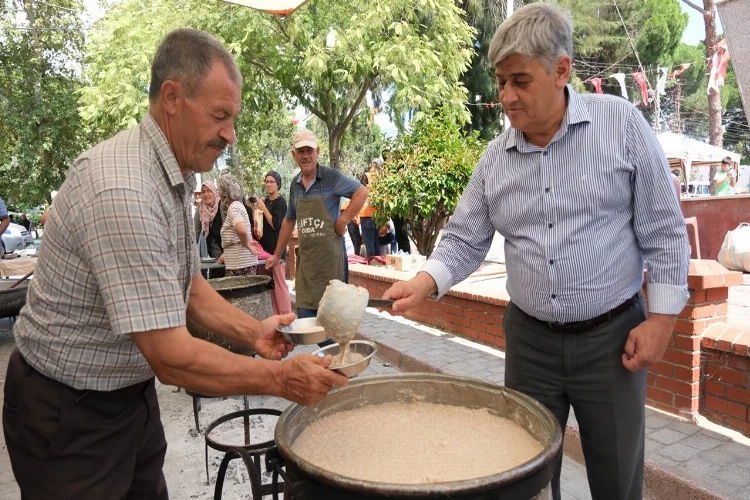 Aydın Horsunlu'da 15 kazan keşkek dağıtıldı haberinin görseli