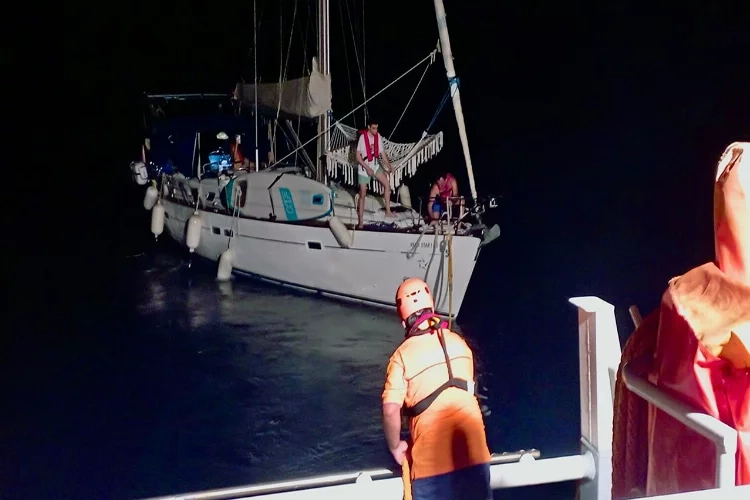 Fethiye açıklarında sürüklenen 14 metrelik tekne kurtarıldı haberinin görseli