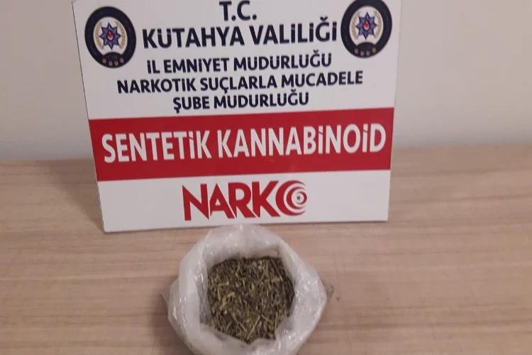 Uyuşturucu maddeyi yere dökmeye çalışırken yakalandılar haberinin görseli