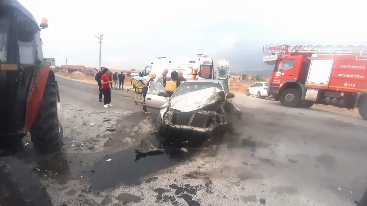 Kütahya'da otomobil ile traktör çarpıştı: Yaralılar var! haberinin görseli