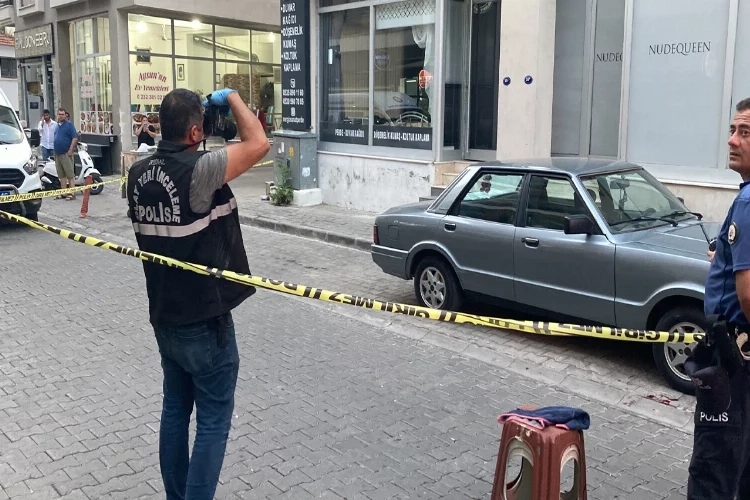 İzmir'de sokak ortasında silahlı saldırı: 1 kişi ağır yaralı haberinin görseli