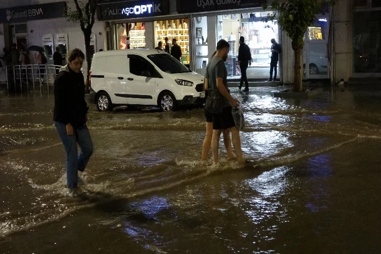 Uşak’ta yağmur sonrası yollar göle döndü haberinin görseli