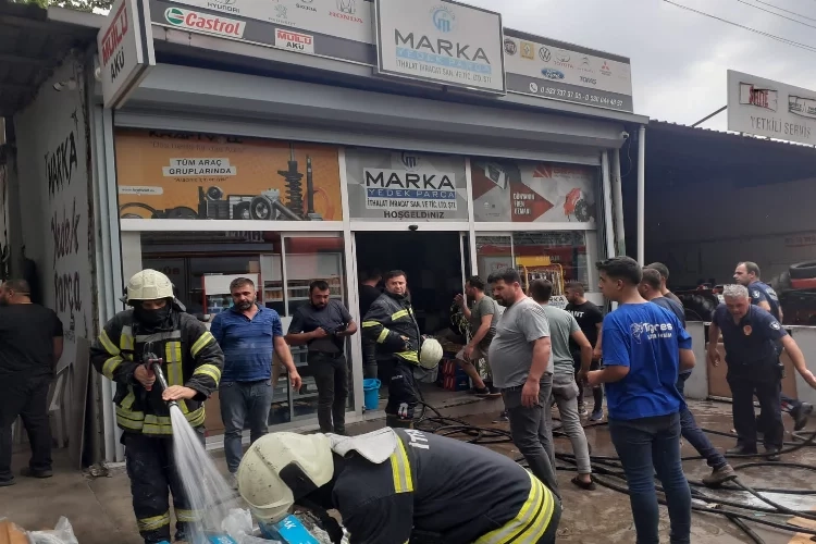 Manisa’da yedek parça dükkanında yangın çıktı haberinin görseli