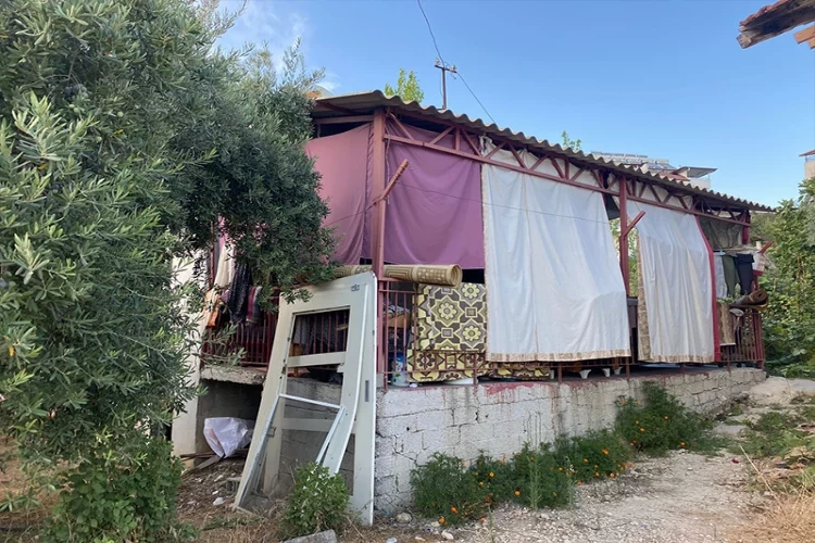 Yangında evleri küle döndü, balkon yuvaları oldu haberinin görseli