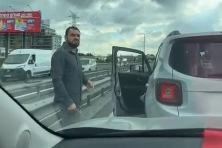 Trafikte çocuğuyla birlikte dehşeti yaşadı haberinin görseli