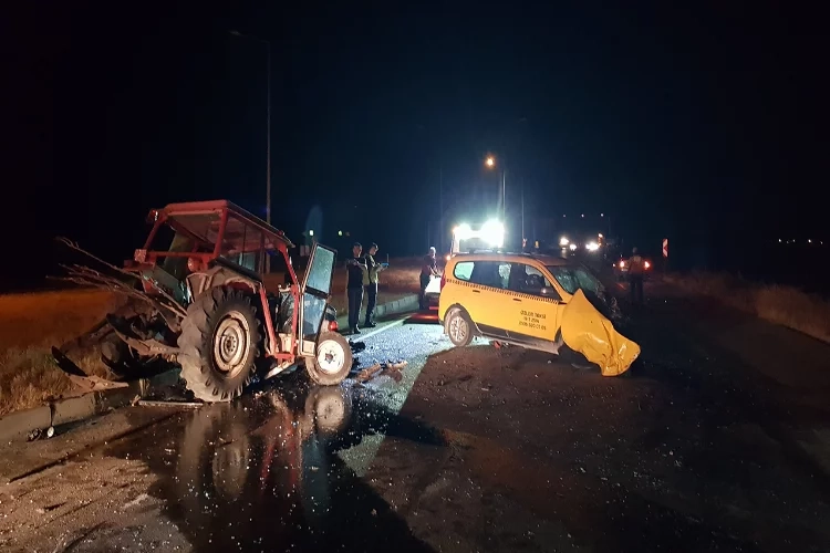Traktör ters şeride girdi kaza kaçınılmaz oldu haberinin görseli