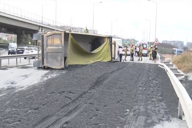 Sapağı kaçıran hafriyat kamyonu devrildi